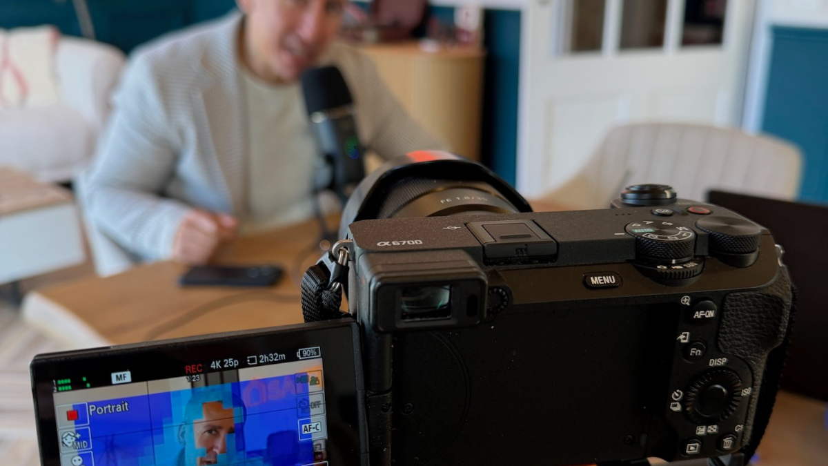 Mohamed devant l'objectif d'un appareil photo