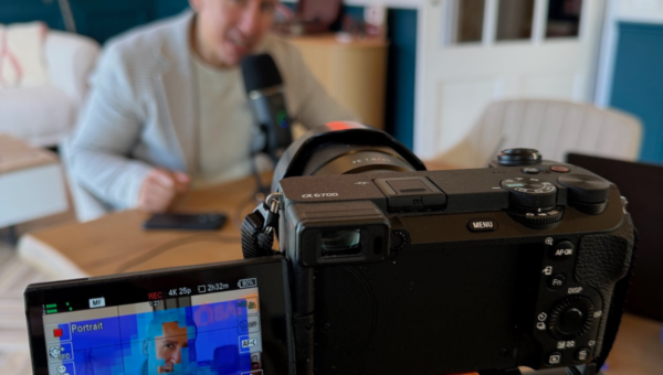 Mohamed devant l'objectif d'un appareil photo