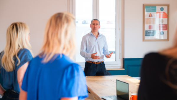 Agent immobilier en réunion avec des clients