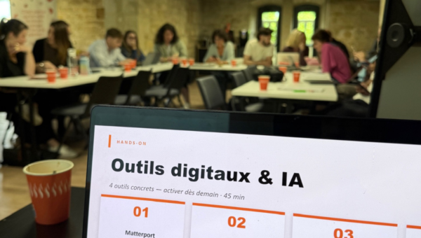 Eleve en alternance durant un cours sur l'immobilier